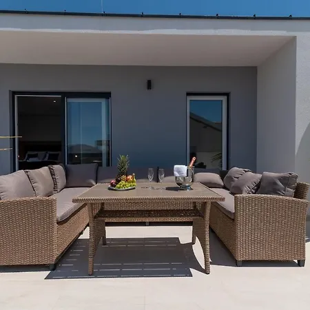 Luxury Sun Stone Heated Pool & Whirlpool Vila