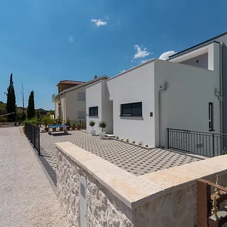 Luxury Sun Stone Heated Pool & Whirlpool Vila