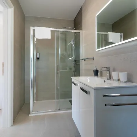 Luxury Sun Stone Heated Pool & Whirlpool Vila