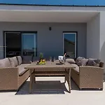 Luxury Sun Stone Heated Pool & Whirlpool Villa