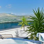 Villa Luxury Sun Stone Heated Pool & Whirlpool