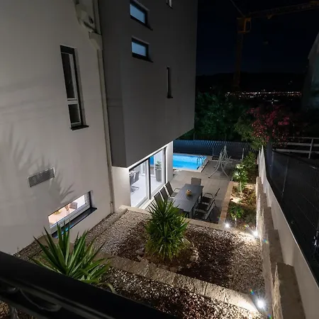 Luxury Sun Stone Heated Pool & Whirlpool Villa