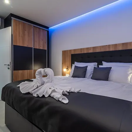 Luxury Sun Stone Heated Pool & Whirlpool 트로기르