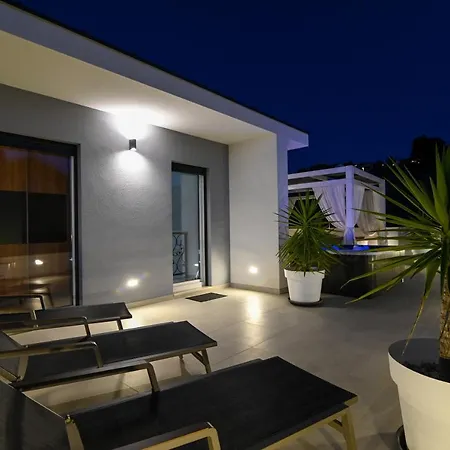 Luxury Sun Stone Heated Pool & Whirlpool Трогир