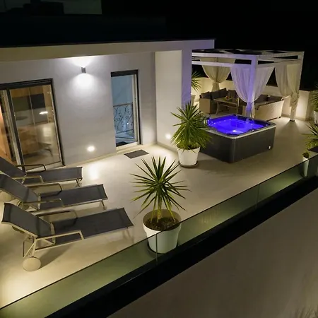 빌라 Luxury Sun Stone Heated Pool & Whirlpool 트로기르