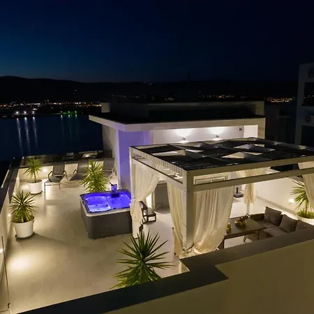 Luxury Sun Stone Heated Pool & Whirlpool Трогир