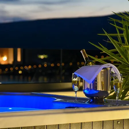 Вилла Luxury Sun Stone Heated Pool & Whirlpool *