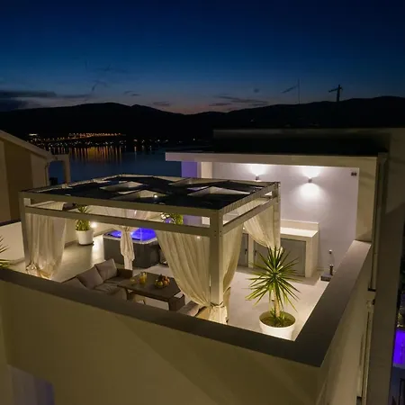 Вилла Luxury Sun Stone Heated Pool & Whirlpool Трогир