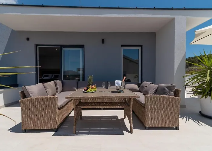 Luxury Sun Stone Heated Pool & Whirlpool Villa