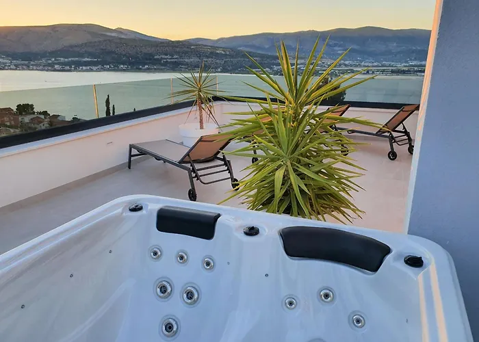 Luxury Sun Stone Heated Pool & Whirlpool Villa
