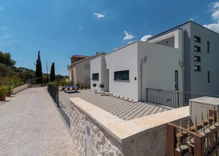 Luxury Sun Stone Heated Pool & Whirlpool Villa