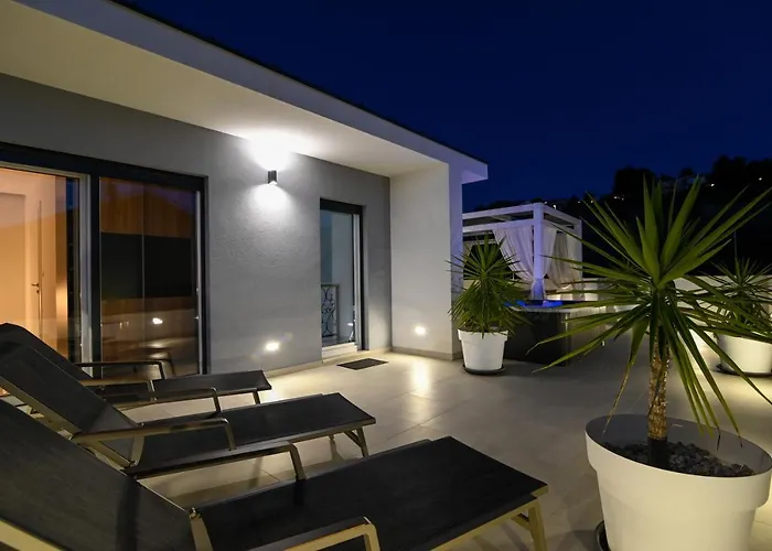Luxury Sun Stone Heated Pool & Whirlpool Trogir