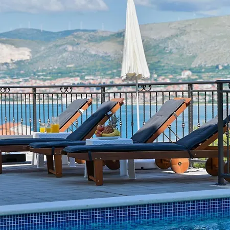 Luxury Sun Stone Heated Pool & Whirlpool Villa