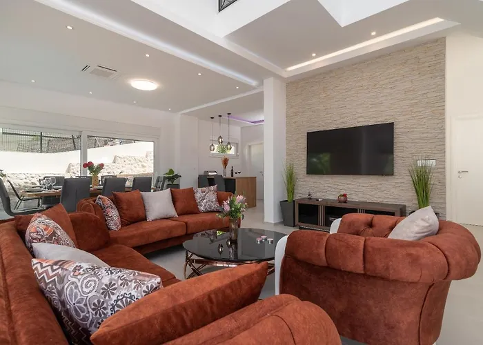 Villa Luxury Sun Stone Heated Pool & Whirlpool